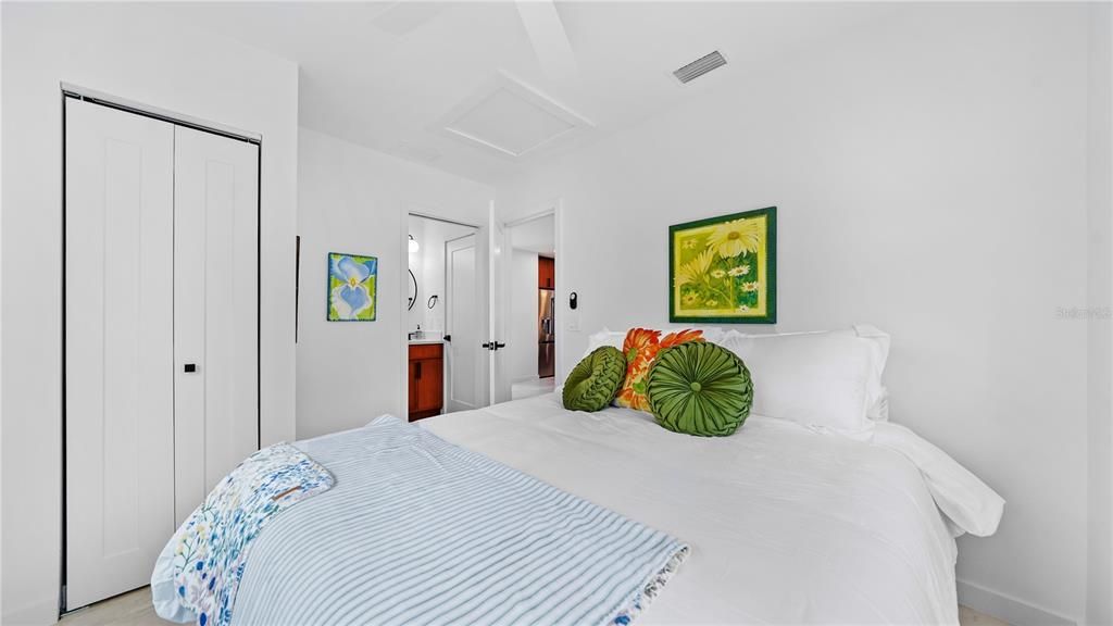 For Sale: $1,675,000 (2 beds, 2 baths, 1094 Square Feet)