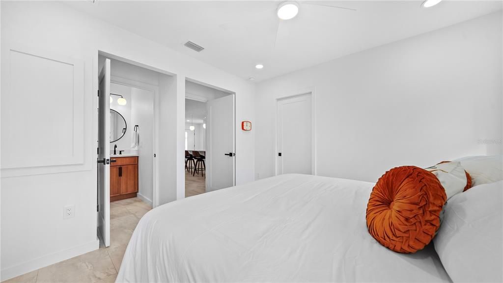 For Sale: $1,675,000 (2 beds, 2 baths, 1094 Square Feet)