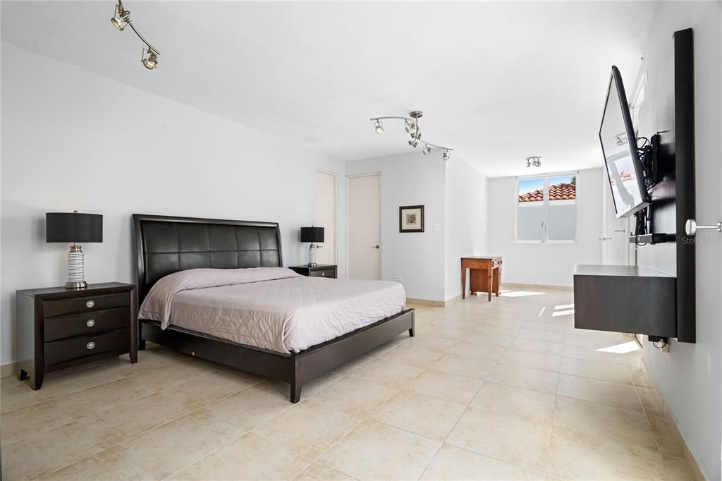 For Sale: $1,175,000 (4 beds, 3 baths, 4382 Square Feet)