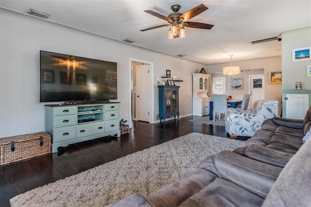 Active With Contract: $384,500 (2 beds, 2 baths, 1412 Square Feet)