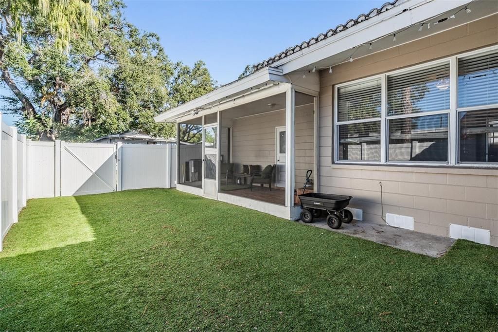 Active With Contract: $384,500 (2 beds, 2 baths, 1412 Square Feet)