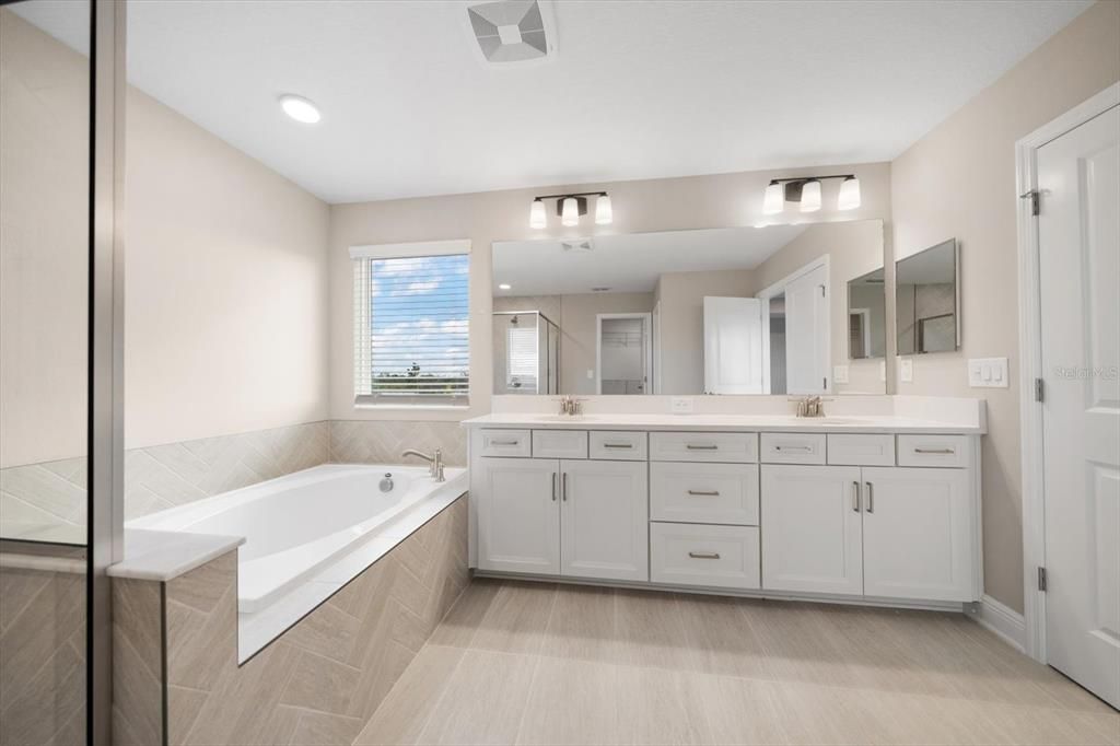 For Sale: $725,000 (5 beds, 4 baths, 3531 Square Feet)