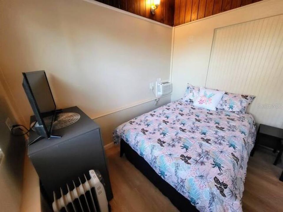 出租: $950 (1 贝兹, 1 浴室, 300 平方英尺)