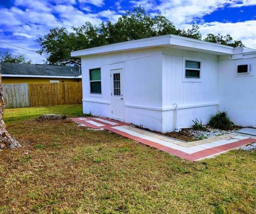 出租: $950 (1 贝兹, 1 浴室, 300 平方英尺)