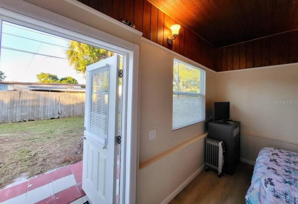 出租: $950 (1 贝兹, 1 浴室, 300 平方英尺)