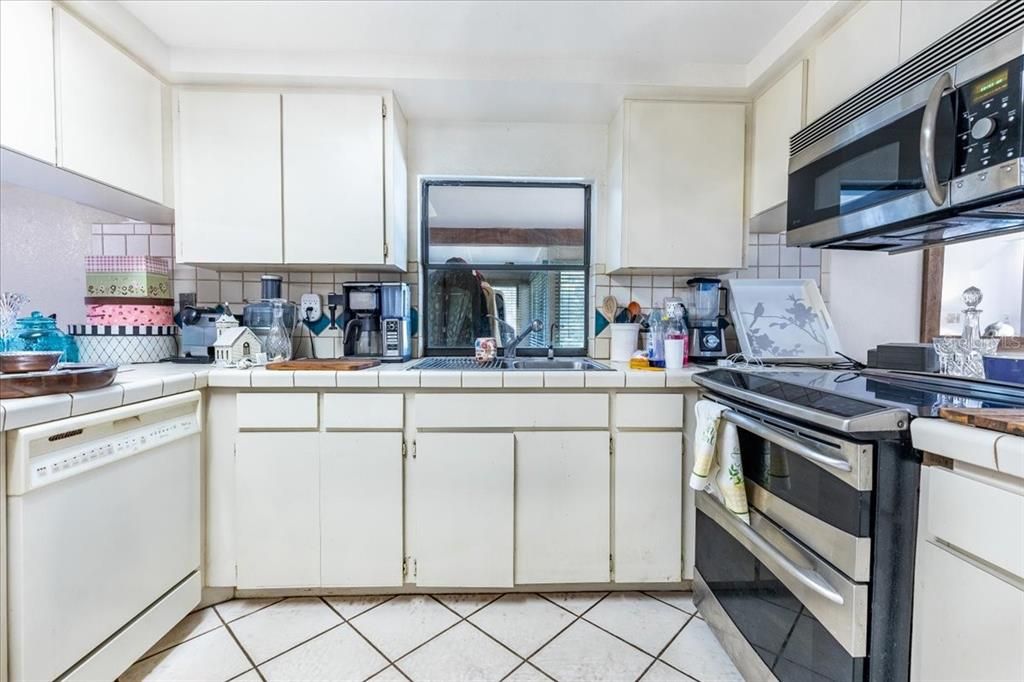 Activo con contrato: $525,000 (3 camas, 2 baños, 1856 Pies cuadrados)