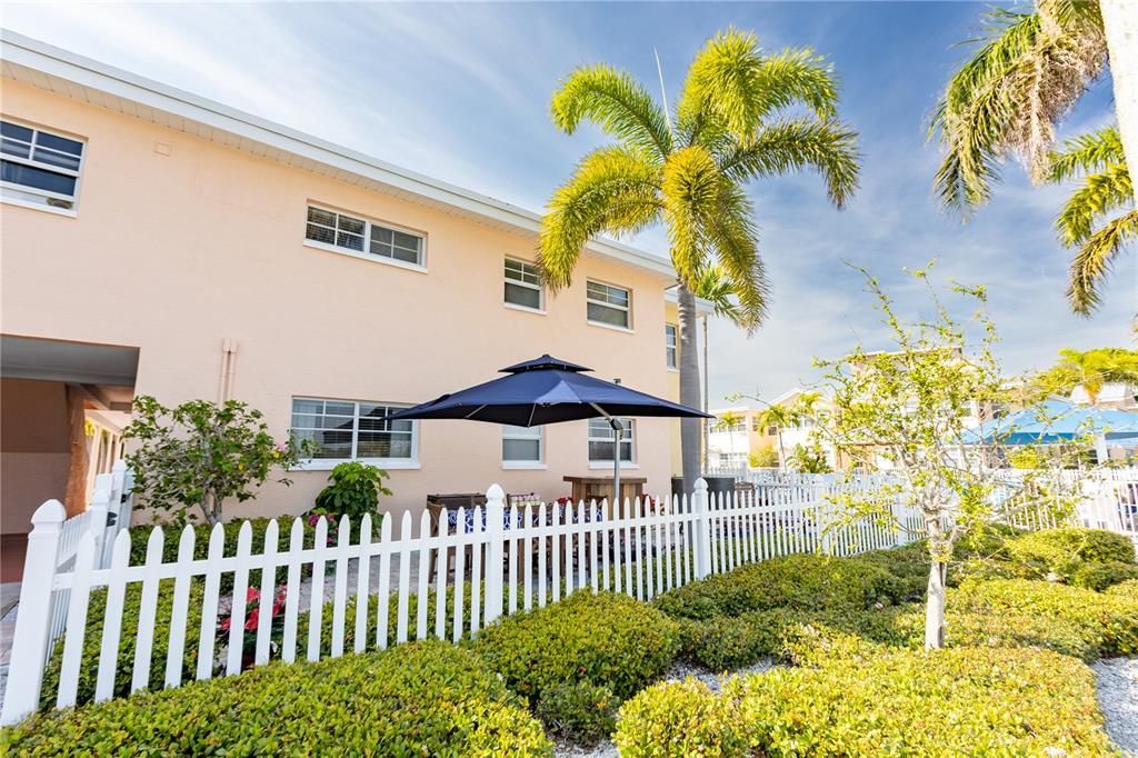 Active With Contract: $555,000 (2 beds, 1 baths, 950 Square Feet)