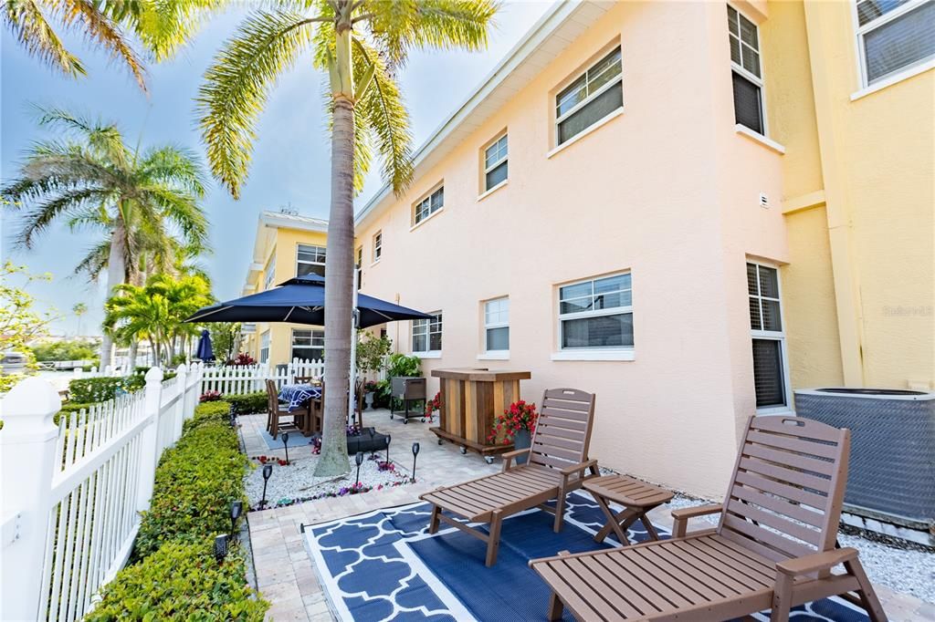 Active With Contract: $555,000 (2 beds, 1 baths, 950 Square Feet)