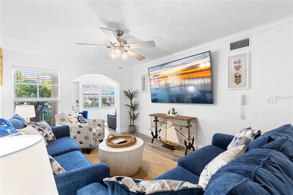 Active With Contract: $555,000 (2 beds, 1 baths, 950 Square Feet)