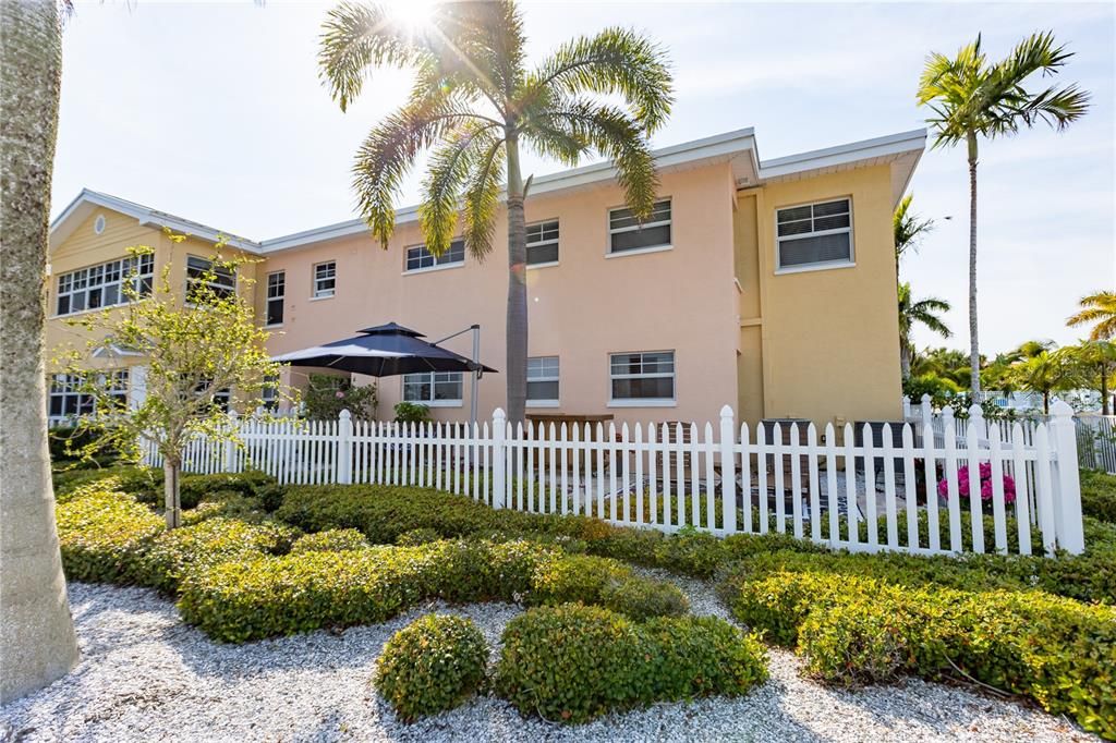 Active With Contract: $555,000 (2 beds, 1 baths, 950 Square Feet)