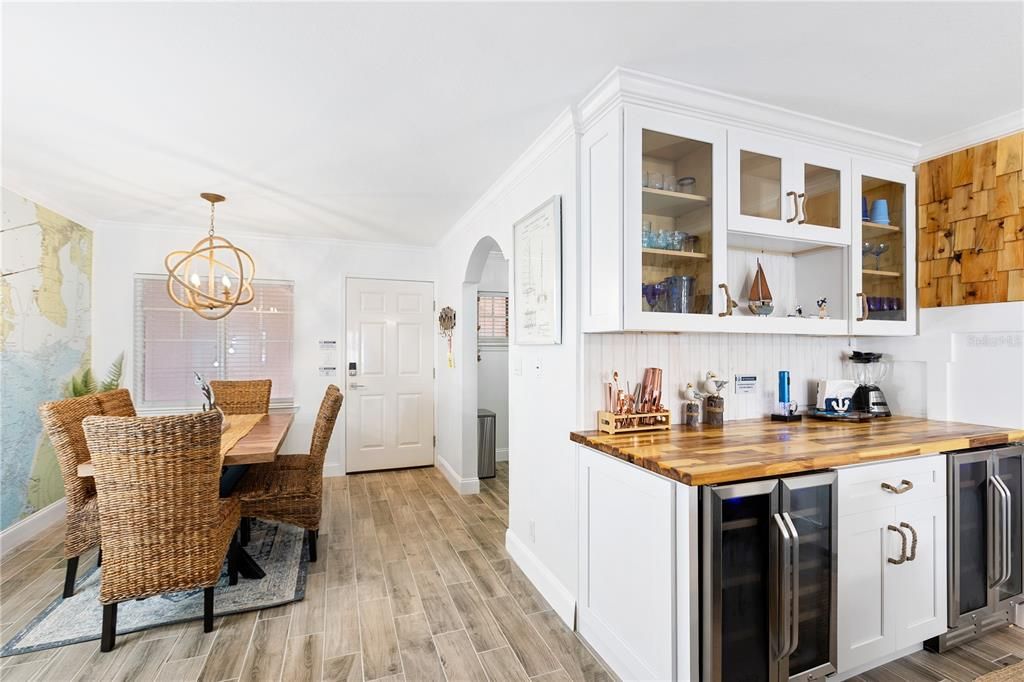 Active With Contract: $555,000 (2 beds, 1 baths, 950 Square Feet)