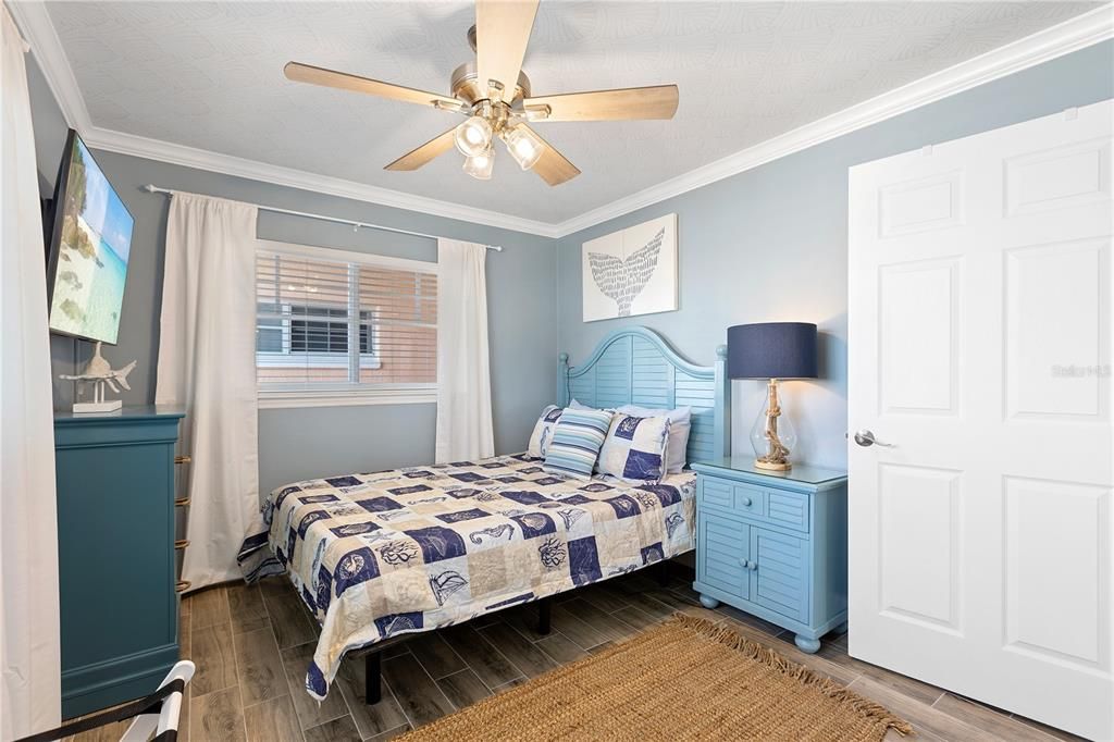 Active With Contract: $555,000 (2 beds, 1 baths, 950 Square Feet)