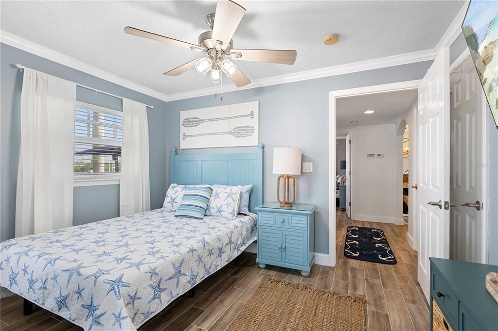 Active With Contract: $555,000 (2 beds, 1 baths, 950 Square Feet)