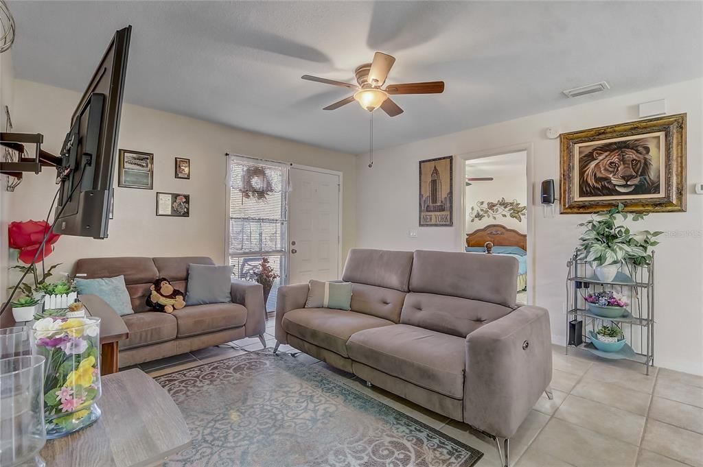 合同活跃: $315,000 (3 贝兹, 2 浴室, 1118 平方英尺)