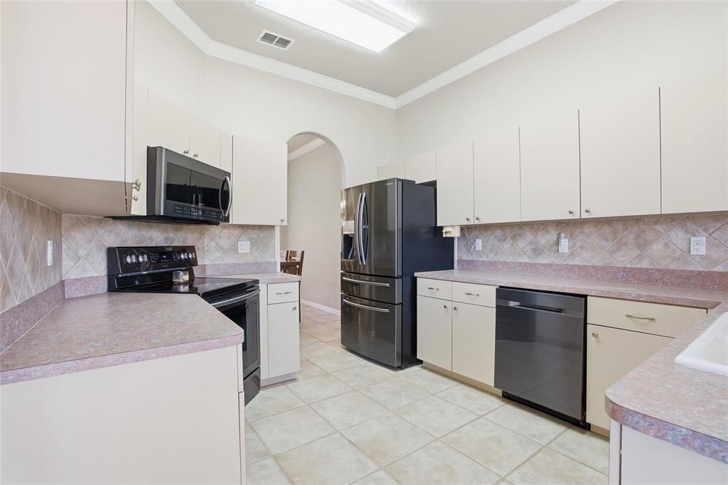 For Sale: $335,000 (3 beds, 2 baths, 1751 Square Feet)
