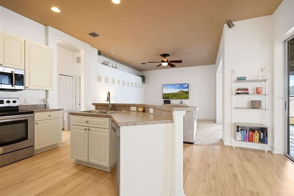 待售: $425,000 (3 贝兹, 2 浴室, 1943 平方英尺)