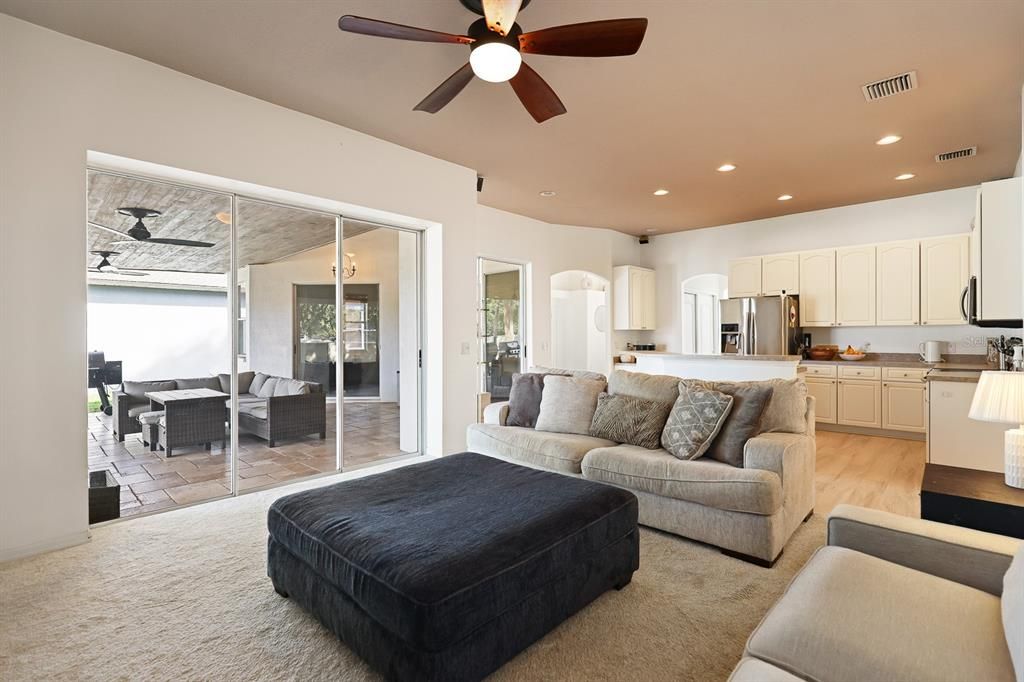 待售: $425,000 (3 贝兹, 2 浴室, 1943 平方英尺)