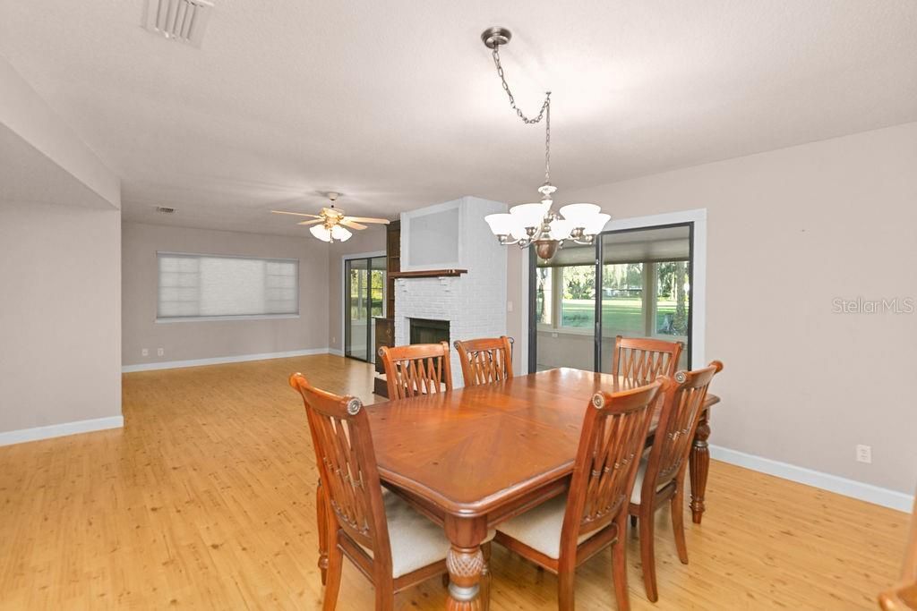 合同活跃: $279,900 (2 贝兹, 2 浴室, 1625 平方英尺)