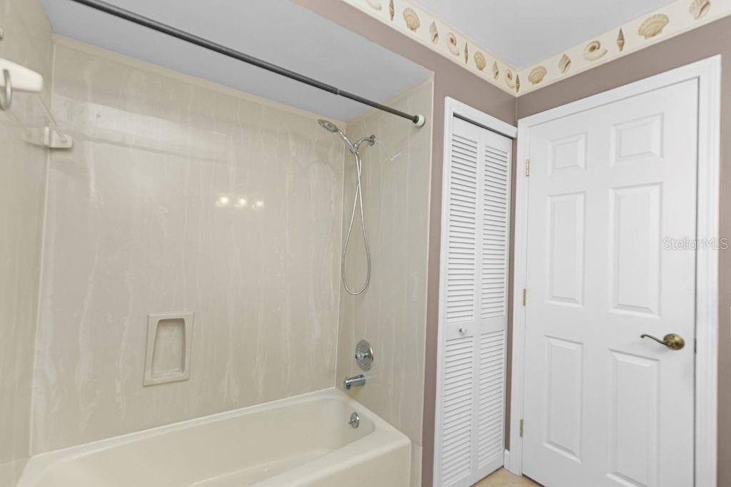 合同活跃: $279,900 (2 贝兹, 2 浴室, 1625 平方英尺)