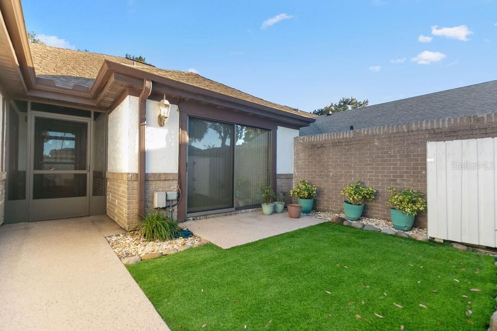 合同活跃: $279,900 (2 贝兹, 2 浴室, 1625 平方英尺)