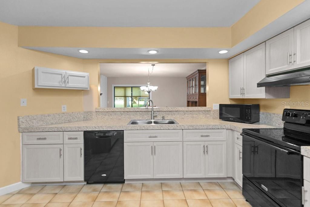 合同活跃: $279,900 (2 贝兹, 2 浴室, 1625 平方英尺)