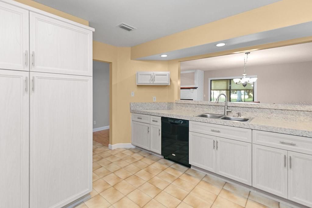 合同活跃: $279,900 (2 贝兹, 2 浴室, 1625 平方英尺)