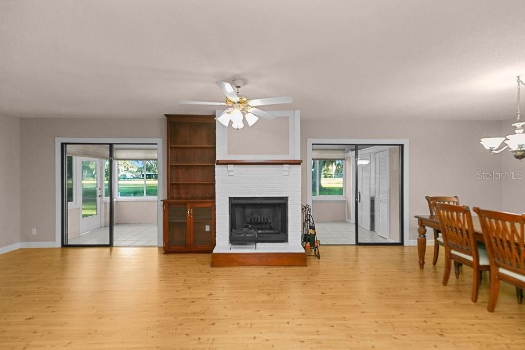 合同活跃: $279,900 (2 贝兹, 2 浴室, 1625 平方英尺)