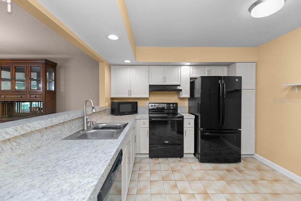 合同活跃: $279,900 (2 贝兹, 2 浴室, 1625 平方英尺)