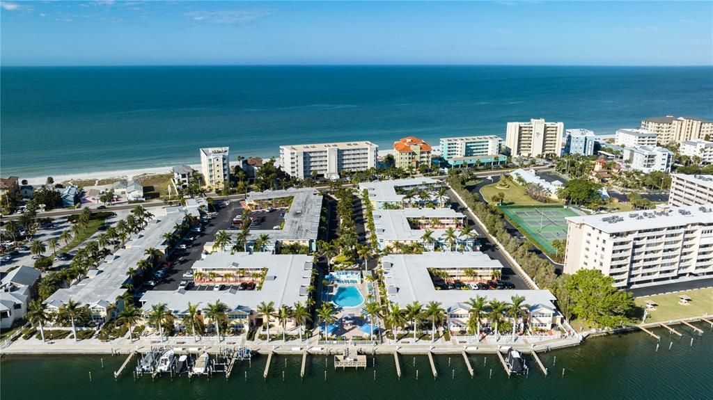 合同活跃: $410,000 (1 贝兹, 1 浴室, 735 平方英尺)