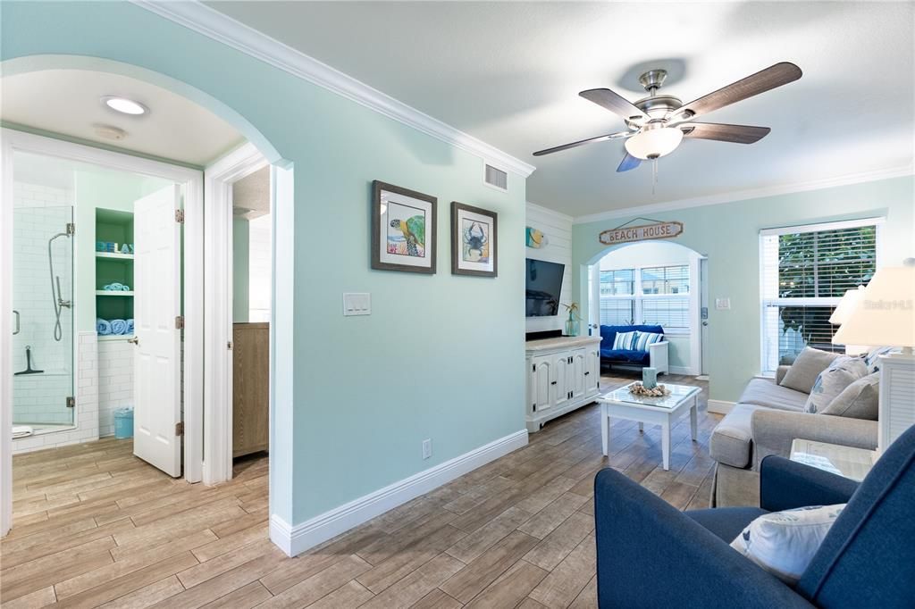 合同活跃: $410,000 (1 贝兹, 1 浴室, 735 平方英尺)