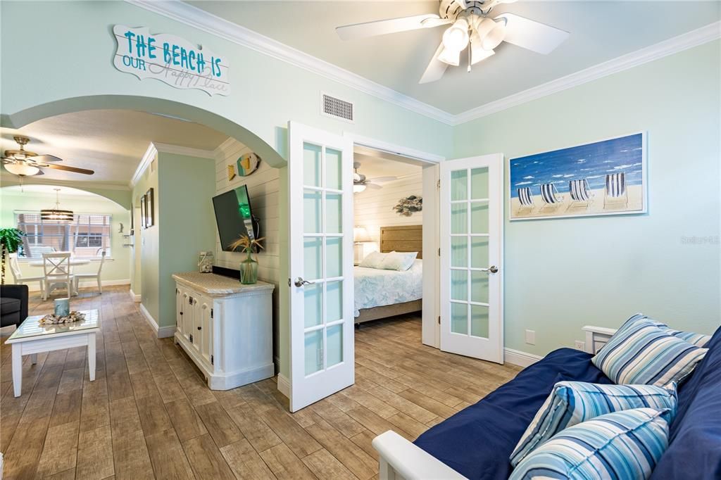 合同活跃: $410,000 (1 贝兹, 1 浴室, 735 平方英尺)