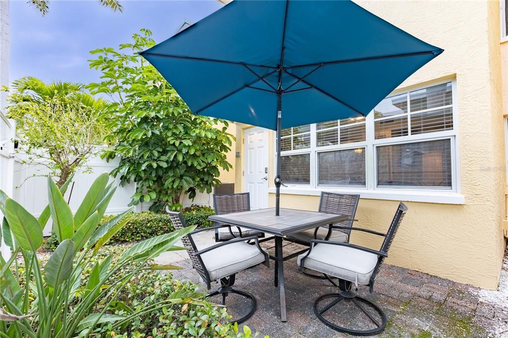 合同活跃: $410,000 (1 贝兹, 1 浴室, 735 平方英尺)