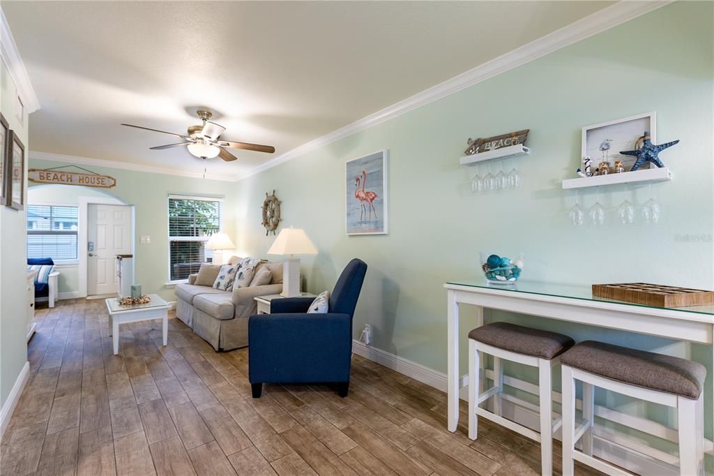 合同活跃: $410,000 (1 贝兹, 1 浴室, 735 平方英尺)