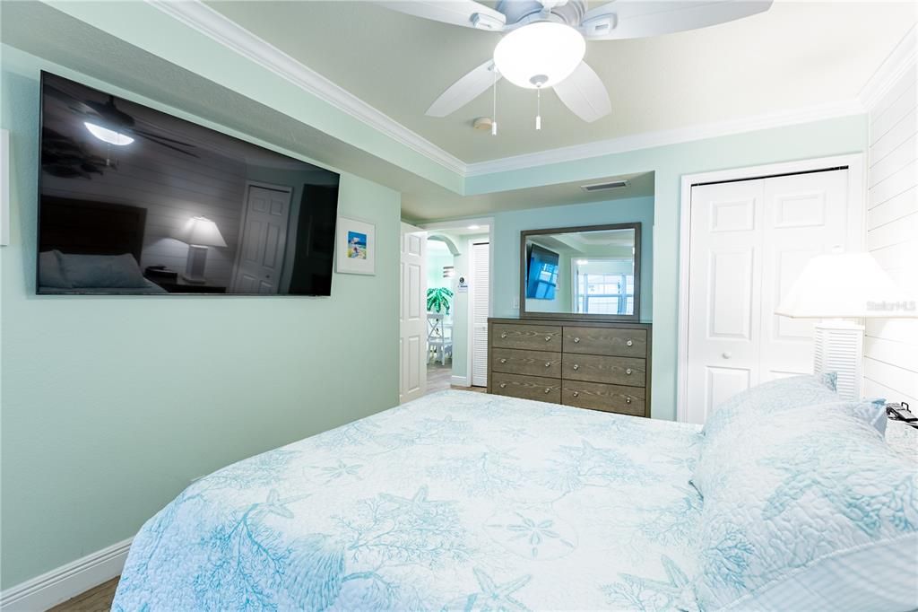 合同活跃: $410,000 (1 贝兹, 1 浴室, 735 平方英尺)