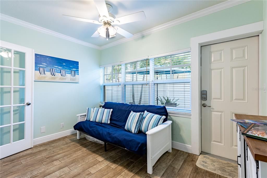 合同活跃: $410,000 (1 贝兹, 1 浴室, 735 平方英尺)