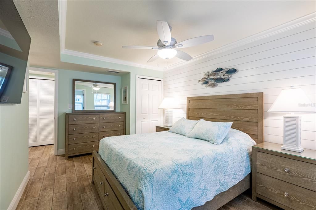 合同活跃: $410,000 (1 贝兹, 1 浴室, 735 平方英尺)