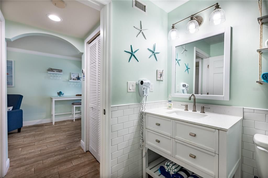 合同活跃: $410,000 (1 贝兹, 1 浴室, 735 平方英尺)