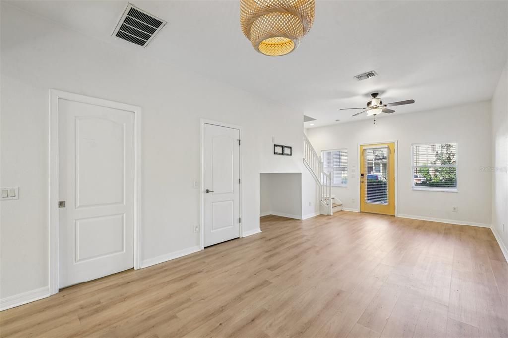 На продажу: $229,999 (2 спален, 2 ванн, 1161 Квадратных фут)