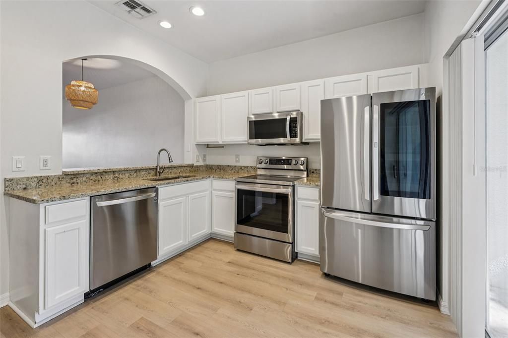 На продажу: $229,999 (2 спален, 2 ванн, 1161 Квадратных фут)