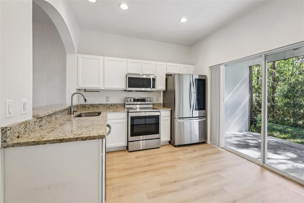 На продажу: $229,999 (2 спален, 2 ванн, 1161 Квадратных фут)