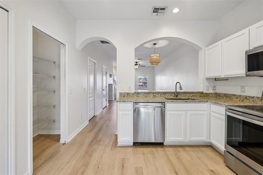 На продажу: $229,999 (2 спален, 2 ванн, 1161 Квадратных фут)