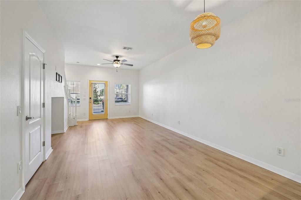 На продажу: $229,999 (2 спален, 2 ванн, 1161 Квадратных фут)