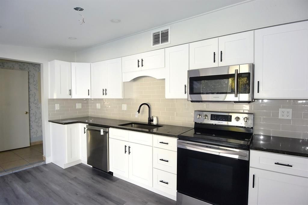 For Sale: $344,900 (2 beds, 2 baths, 1526 Square Feet)