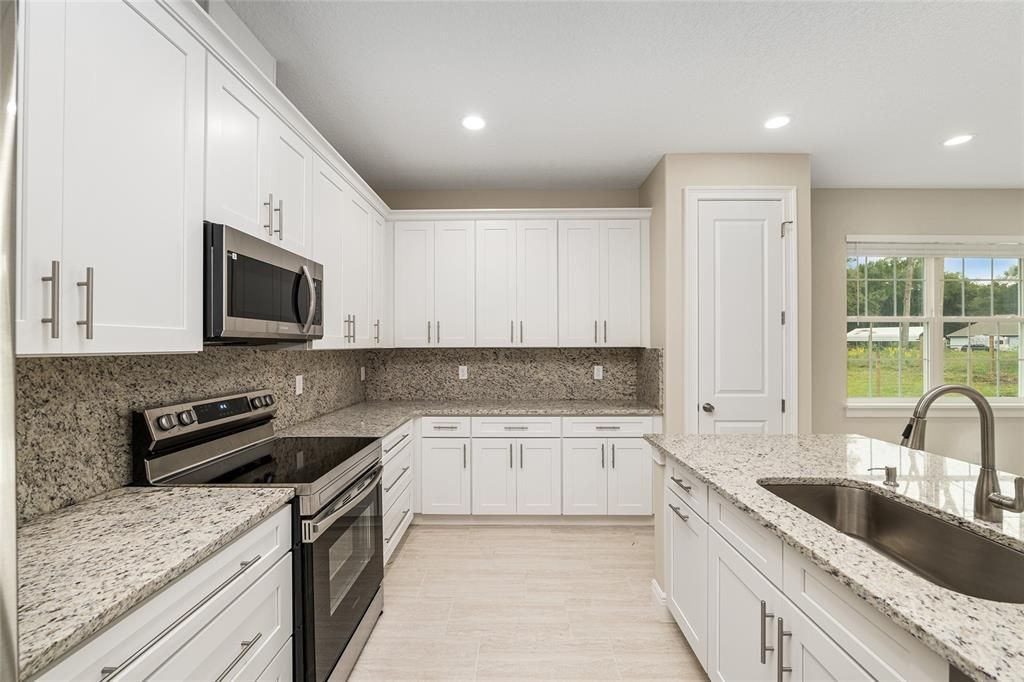 待售: $335,000 (4 贝兹, 3 浴室, 2057 平方英尺)