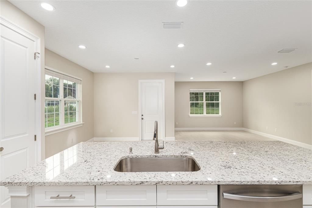 待售: $335,000 (4 贝兹, 3 浴室, 2057 平方英尺)