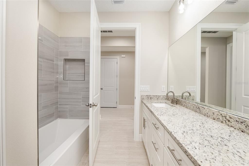 待售: $335,000 (4 贝兹, 3 浴室, 2057 平方英尺)