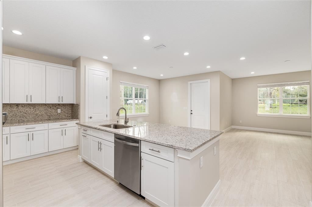 待售: $335,000 (4 贝兹, 3 浴室, 2057 平方英尺)