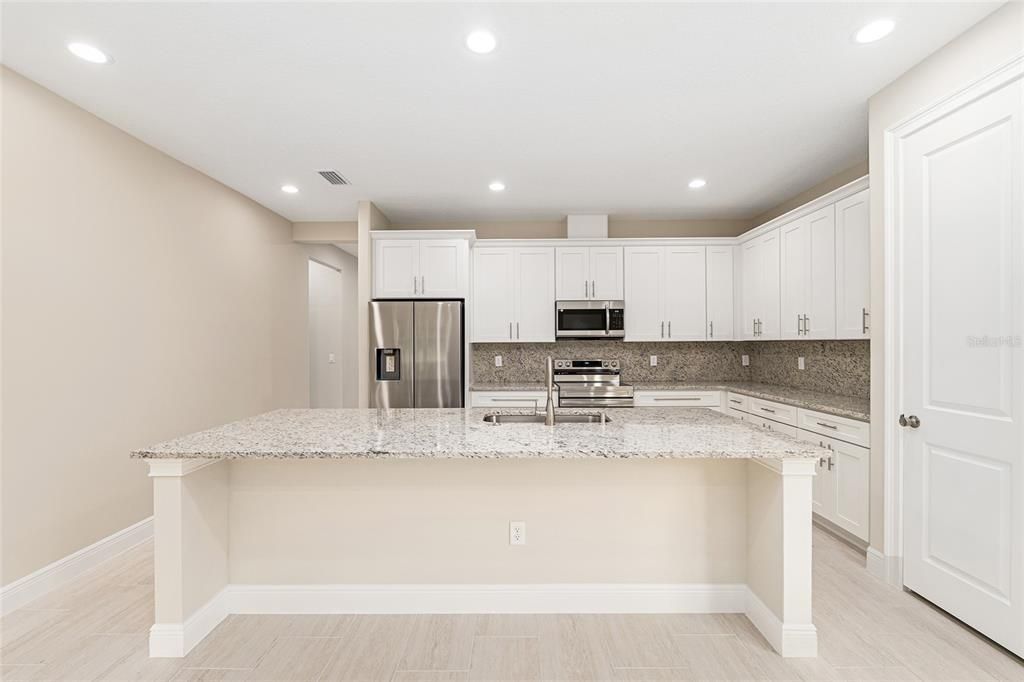 待售: $335,000 (4 贝兹, 3 浴室, 2057 平方英尺)