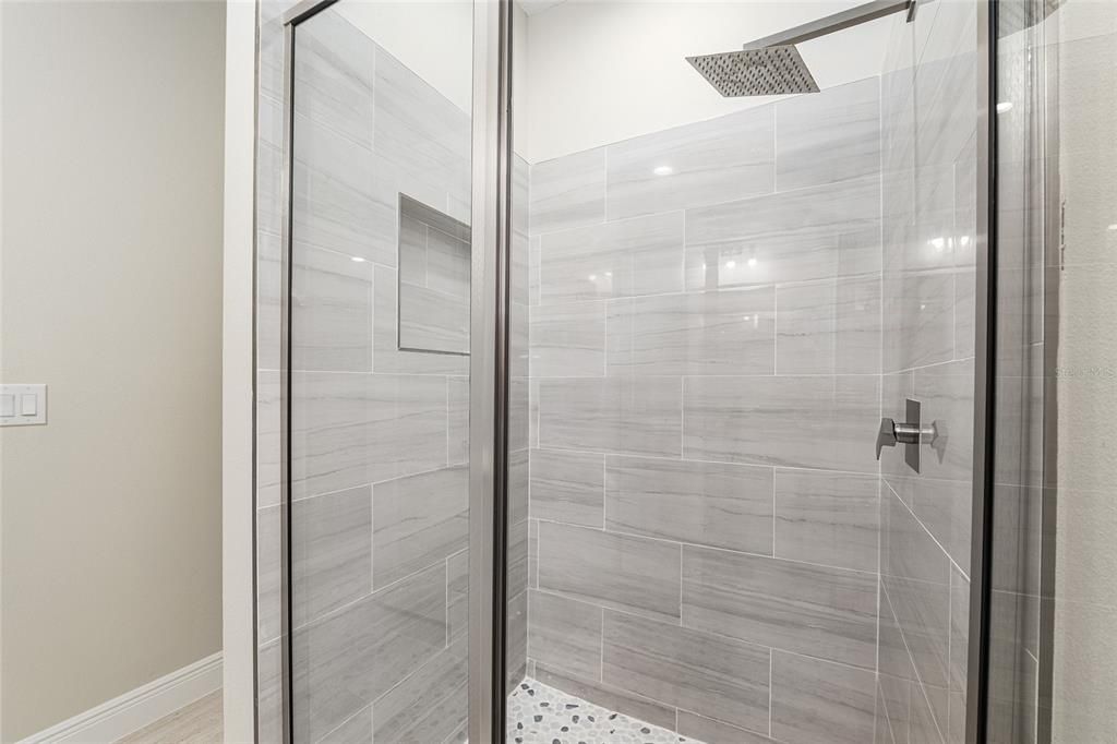 待售: $335,000 (4 贝兹, 3 浴室, 2057 平方英尺)