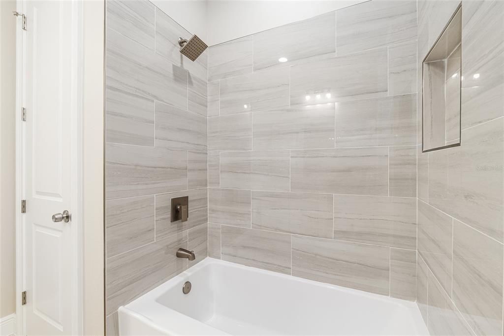 待售: $335,000 (4 贝兹, 3 浴室, 2057 平方英尺)